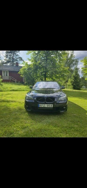 Svart Begagnad 2010 BMW 525 M Sport Sedan | 117 500 kr (Lite dyr) - Bild 1/4