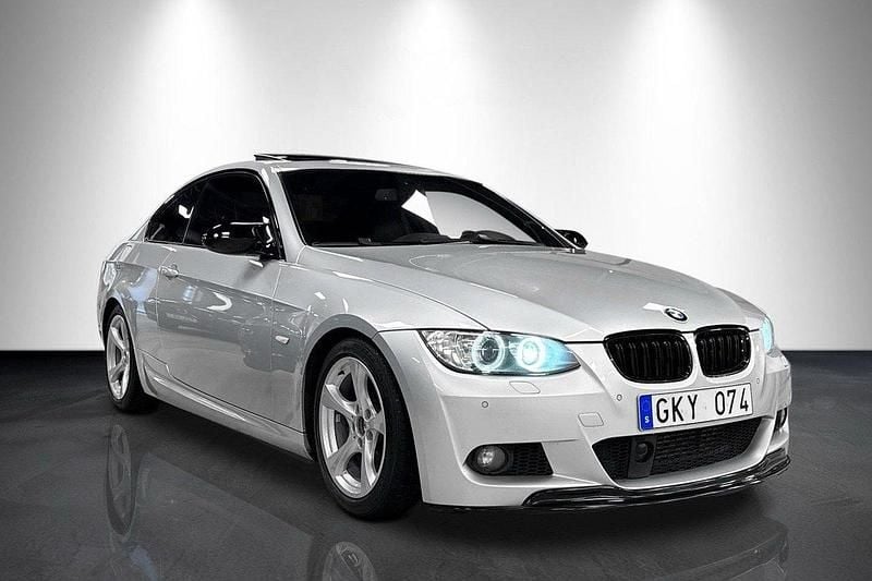 Grå Begagnad 2008 BMW 335 Performance Sportkupé | 149 000 kr (Superpris) - Bild 1/4