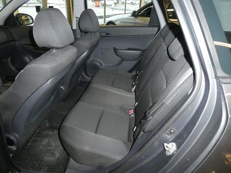 Begagnad Hyundai i30 Select 90 HK (66 kW) 2011 Grå Kombi