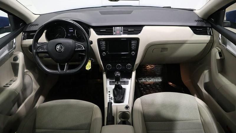 Begagnad Skoda Octavia Style 184 HK (135 kW) 2015 Blå Halvkombi