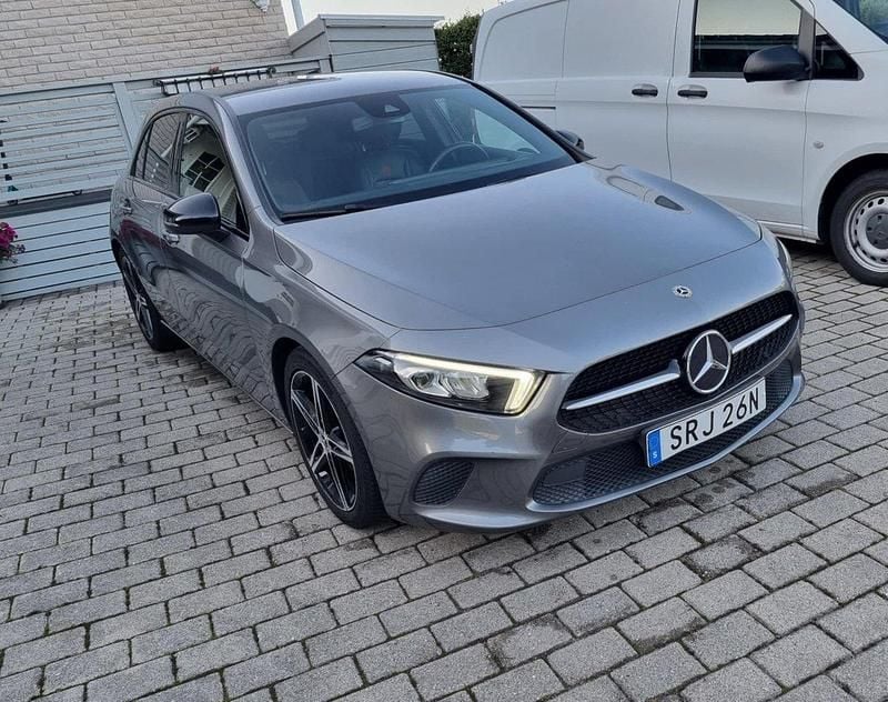 Grå Begagnad 2020 Mercedes A180 Halvkombi | 210 000 kr (Marknadspris) - Bild 1/3