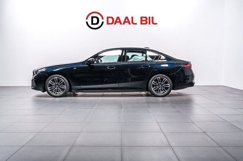 Svart Begagnad 2024 BMW i5 M Sport Sedan | 599 700 kr (Superpris) - Bild 1/4