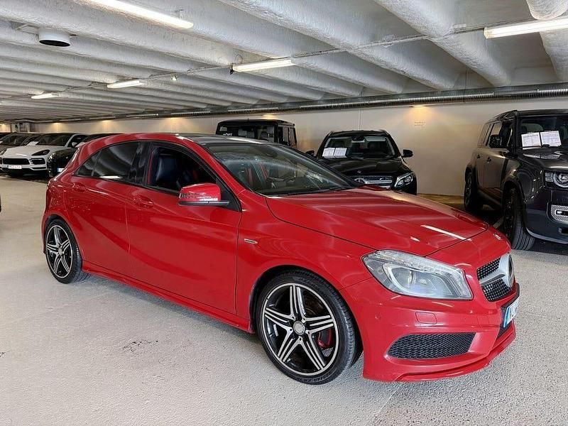 Begagnad Mercedes A250 Sport Edition 211 HK (155 kW) 2014 Röd (jupiter red) Halvkombi
