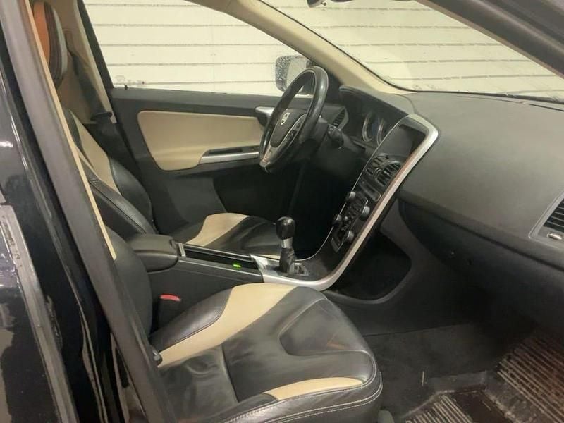 Begagnad Volvo XC60 R-Design 163 HK (119 kW) 2011 Svartmet SUV