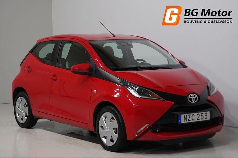 Röd Begagnad 2015 Toyota Aygo X-play Halvkombi | 84 900 kr (Marknadspris) - Bild 1/4
