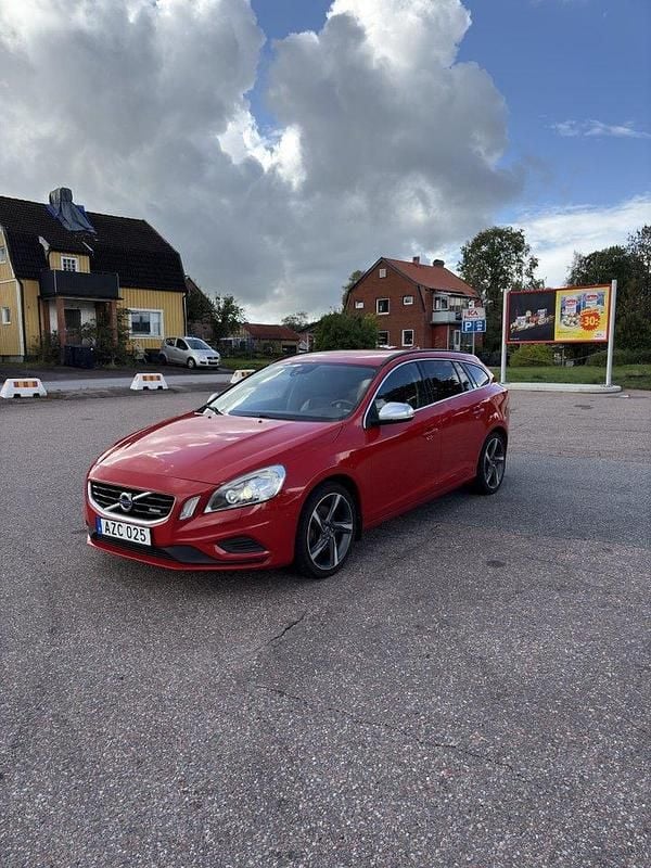 Röd Begagnad 2011 Volvo V60 R-Design Kombi | 69 999 kr (Bra pris) - Bild 1/4