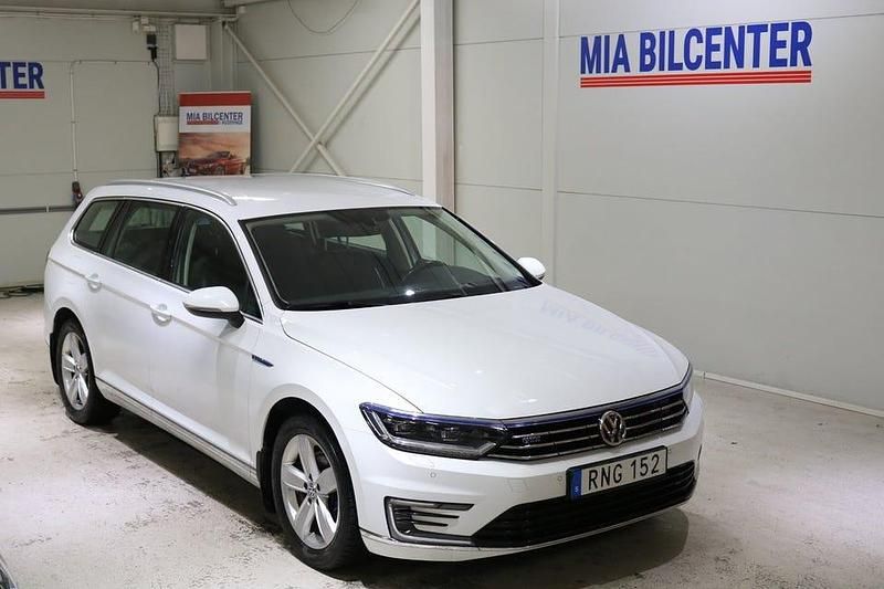 Vit Begagnad 2017 VW Passat GTE Kombi | 129 000 kr (Superpris) - Bild 1/4