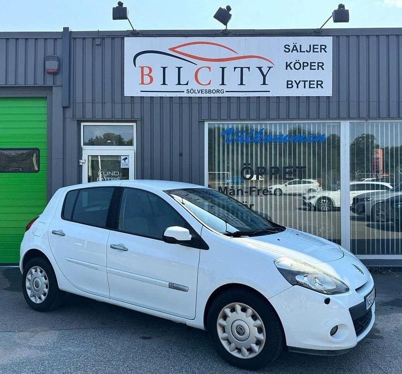 Vit Begagnad 2010 Renault Clio R.S. Halvkombi | 27 900 kr (Marknadspris) - Bild 1/4