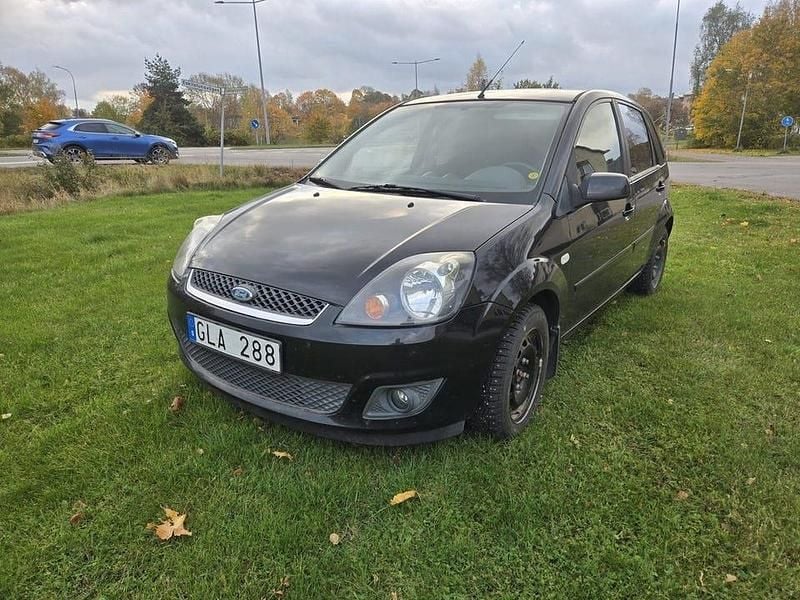 Svart Begagnad 2008 Ford Fiesta Halvkombi | 24 900 kr - Bild 1/4