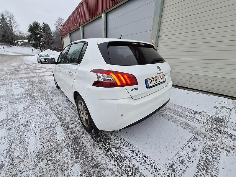 Begagnad Peugeot 308 Active 116 HK (85 kW) 2014 Whitepear Halvkombi