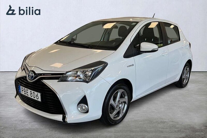 Vit Begagnad 2016 Toyota Yaris Hybrid Active Halvkombi | 149 800 kr (Marknadspris) - Bild 1/3