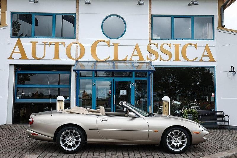 Grå metallic Begagnad 2000 Jaguar XKR Cab | 649 000 kr - Bild 1/4