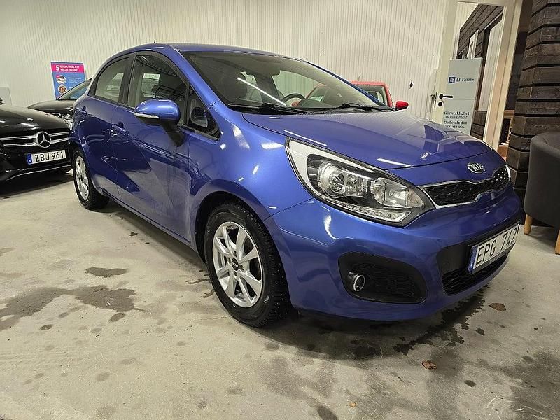Blå Begagnad 2013 Kia Rio Halvkombi | 69 500 kr (Lite dyr) - Bild 1/4