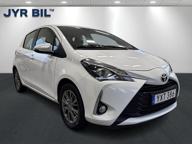 Vit Begagnad 2017 Toyota Yaris Multidrive S Halvkombi | 134 900 kr (Marknadspris) - Bild 1/4