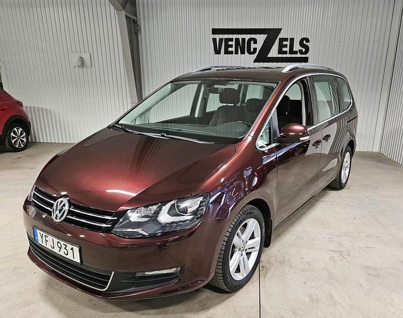 Mörkröd Begagnad 2016 VW Sharan Minibuss | 214 000 kr (Marknadspris) - Bild 1/4