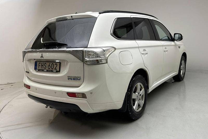 Begagnad Mitsubishi Outlander 121 HK (88 kW) 2014 Vit SUV