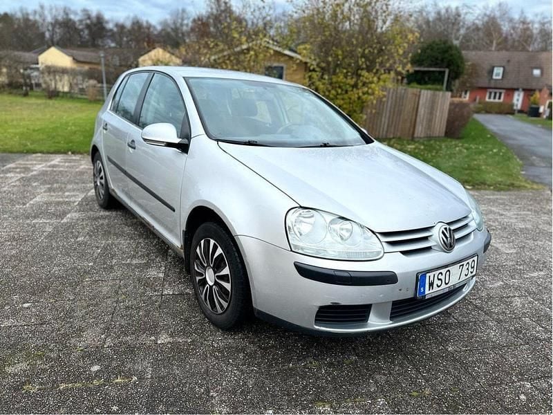 Silver Begagnad 2005 VW Golf IV Trendline Halvkombi | 18 999 kr (Marknadspris) - Bild 1/4