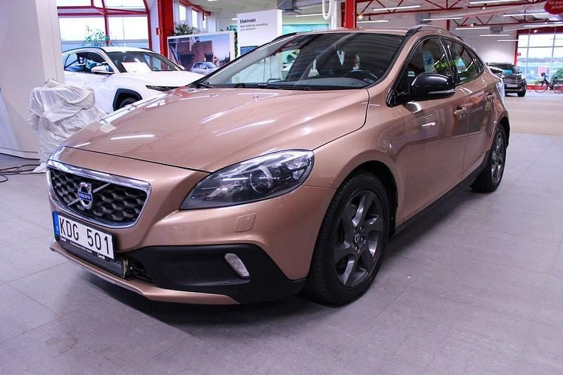 Brun Begagnad 2013 Volvo V40 CC Summum Kombi | 139 000 kr (Marknadspris) - Bild 1/4