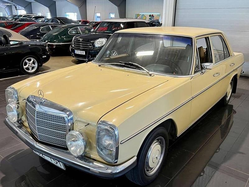 Begagnad Mercedes 230 120 HK (88 kW) 1973 Gul Sedan