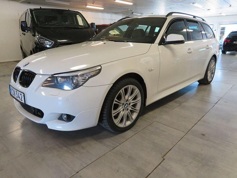 Vit Begagnad 2010 BMW 525 M Sport Kombi | 94 900 kr (Dyr) - Bild 1/4