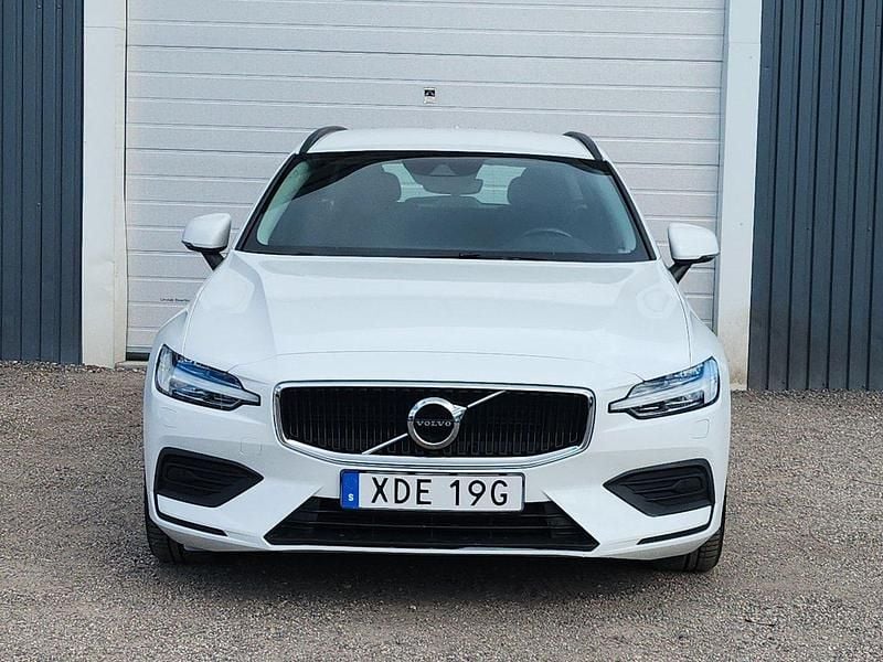 Vit Begagnad 2020 Volvo V60 Momentum Kombi | 209 000 kr (Bra pris) - Bild 1/4