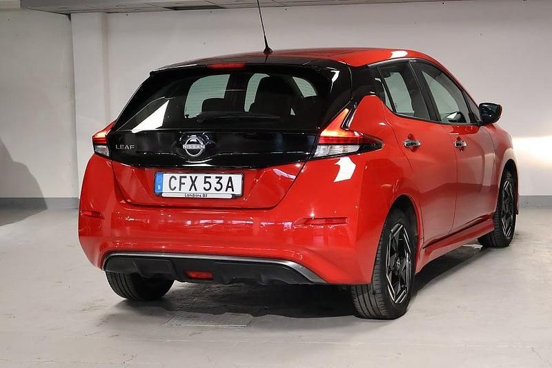 Begagnad Nissan Leaf Acenta 110 kW (150 HK) 2022 Röd Halvkombi