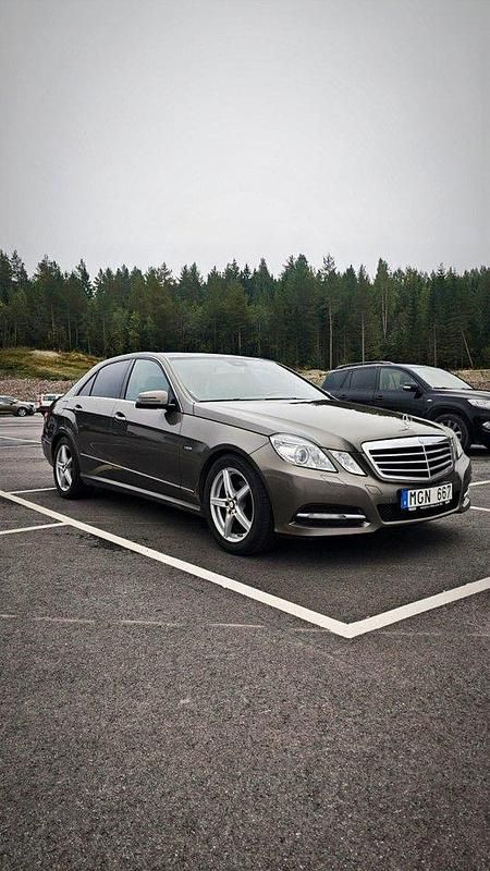 Grå Begagnad 2012 Mercedes E220 Sedan | 90 000 kr (Marknadspris) - Bild 1/4