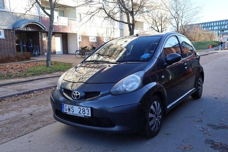 Grå Begagnad 2008 Toyota Aygo Halvkombi | 32 900 kr (Marknadspris) - Bild 1/4