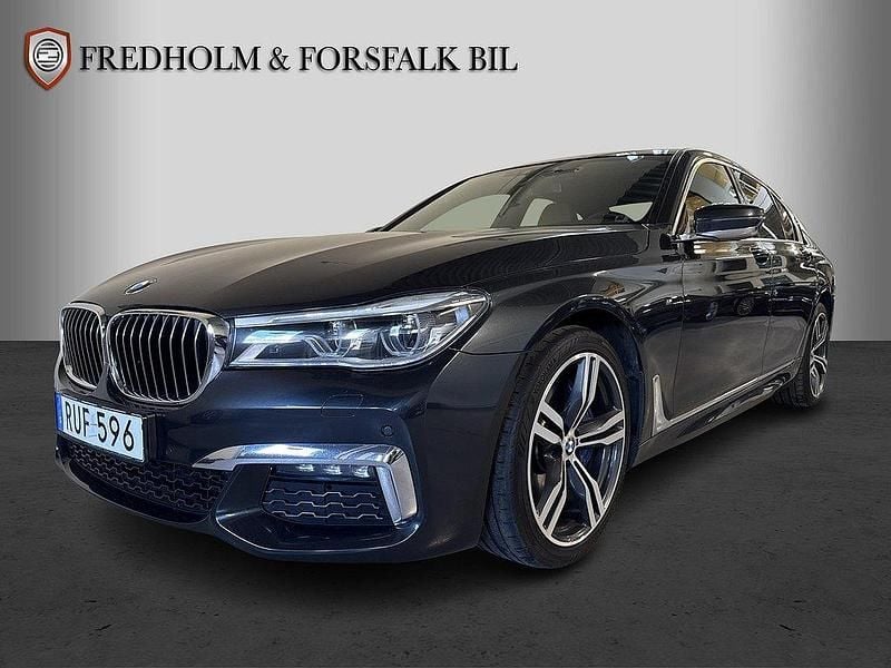 Grå (singapore grå metallic ) Begagnad 2017 BMW 750 M Sport Sedan | 429 900 kr - Bild 1/4