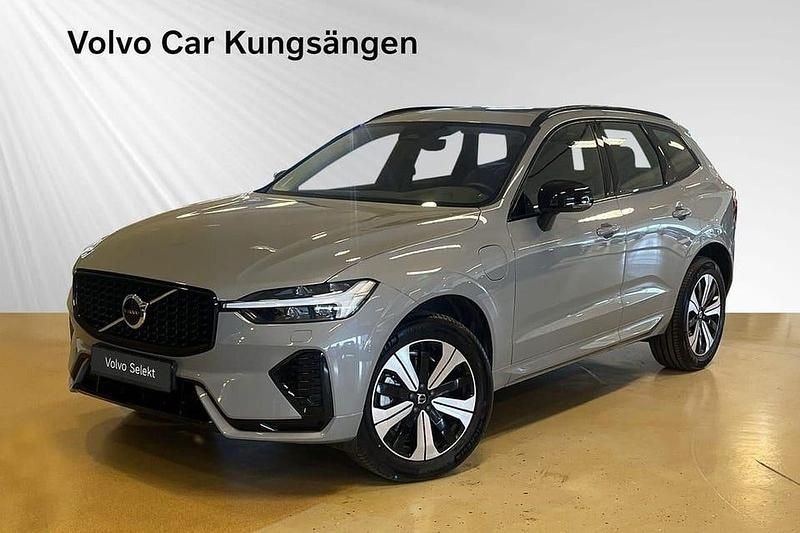 Grå Begagnad 2025 Volvo XC60 Plus SUV | 539 900 kr (Marknadspris) - Bild 1/3