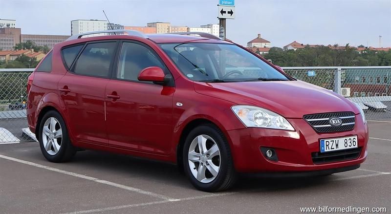 Röd samma som bilen Begagnad 2007 Kia Ceed Sedan | 49 500 kr (Marknadspris) - Bild 1/4