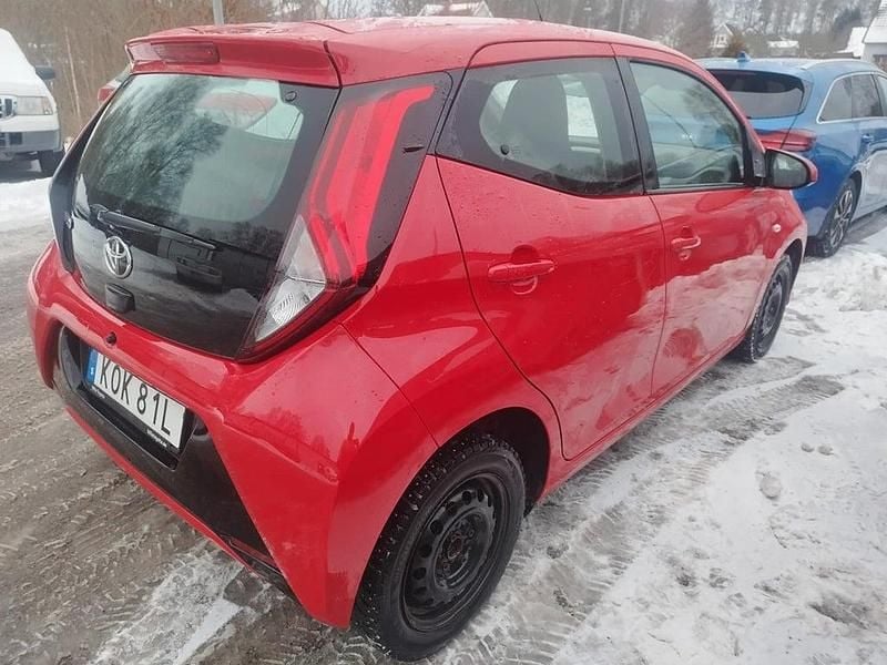 Begagnad Toyota Aygo X-play 72 HK (52 kW) 2021 Röd Halvkombi