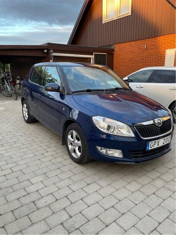 Blå Begagnad 2013 Skoda Fabia Elegance Halvkombi | 72 000 kr (Lite dyr) - Bild 1/4