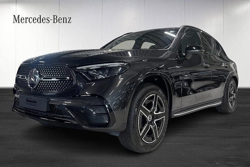 Grå Ny 2025 Mercedes GLC300e AMG Line Premium Plus SUV | 817 900 kr (Bra pris) - Bild 1/4