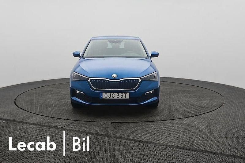 Blå (race blue metallic) Begagnad 2023 Skoda Scala Halvkombi | 224 400 kr (Marknadspris) - Bild 1/1