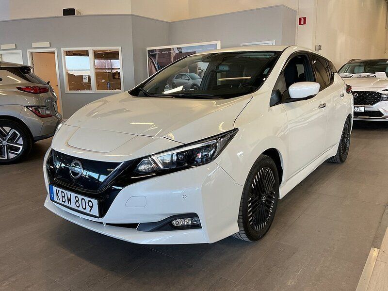 Vit Begagnad 2022 Nissan Leaf N-Connecta Halvkombi | 228 000 kr (Lite dyr) - Bild 1/4