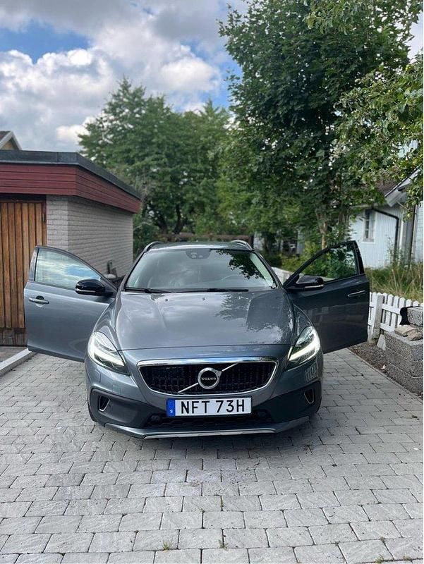 Grå Begagnad 2019 Volvo V40 CC Momentum Kombi | 215 000 kr (Marknadspris) - Bild 1/4