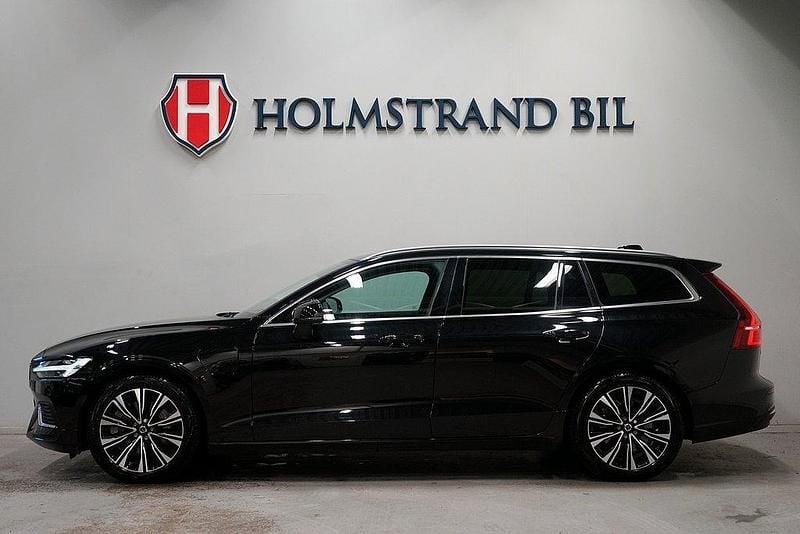 Svart Begagnad 2023 Volvo V60 Core Kombi | 408 900 kr (Marknadspris) - Bild 1/4