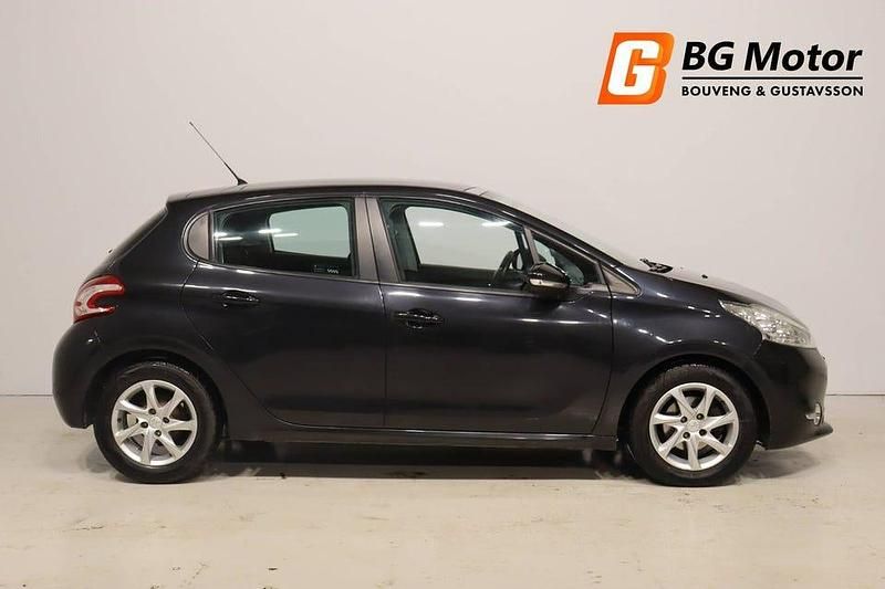 Begagnad Peugeot 208 68 HK (50 kW) 2012 Svart Halvkombi