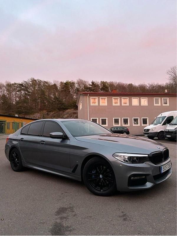 Blå Begagnad 2017 BMW 530e iPerformance Sedan | 225 000 kr (Dyr) - Bild 1/4