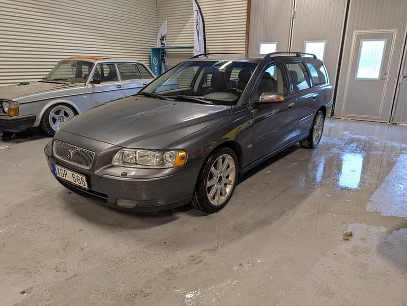 Grå Begagnad 2005 Volvo V70 Dynamic Kombi | 49 900 kr (Marknadspris) - Bild 1/4