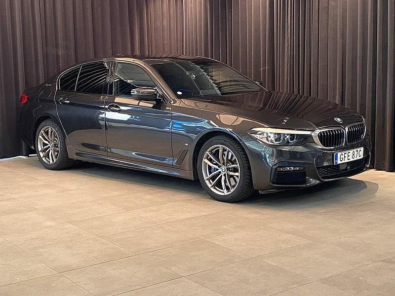 Grå Begagnad 2019 BMW 530e iPerformance Sedan | 319 500 kr (Marknadspris) - Bild 1/4