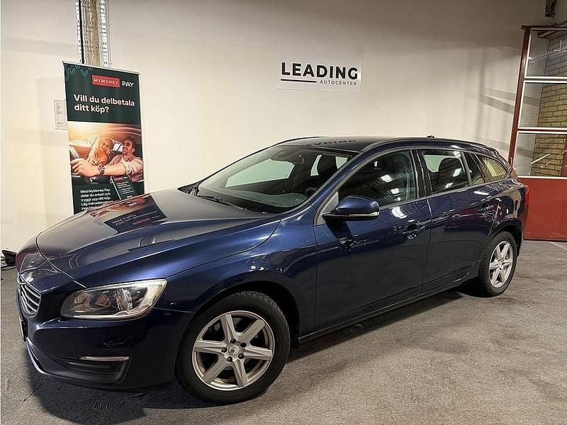 Blå Begagnad 2014 Volvo V60 Kinetic Kombi | 99 900 kr (Bra pris) - Bild 1/4