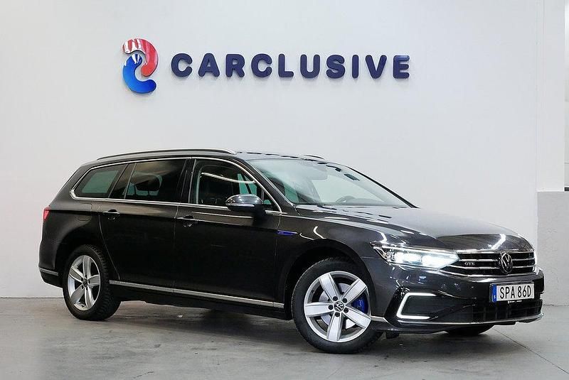 Mörkgrå Begagnad 2020 VW Passat GTE Kombi | 199 900 kr (Marknadspris) - Bild 1/4