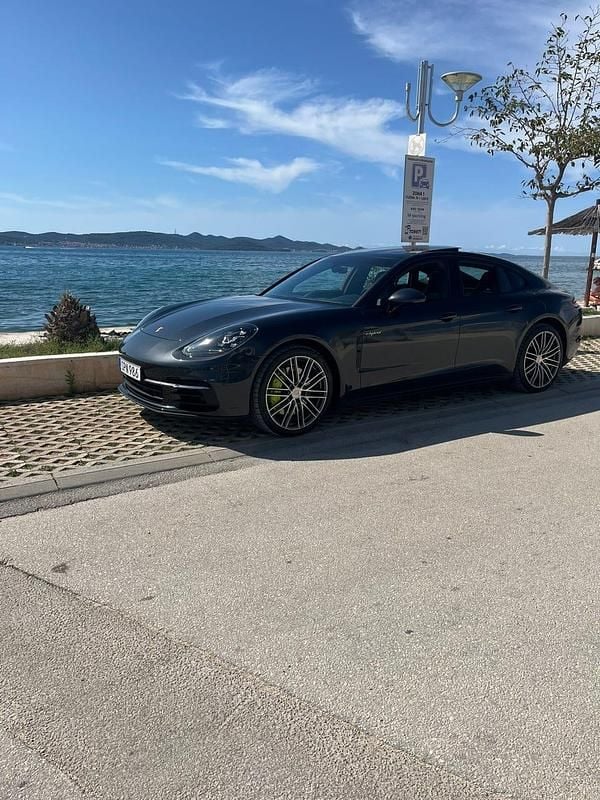 Begagnad 2018 Porsche Panamera 4 Sedan | 629 900 kr (Marknadspris) - Bild 1/3