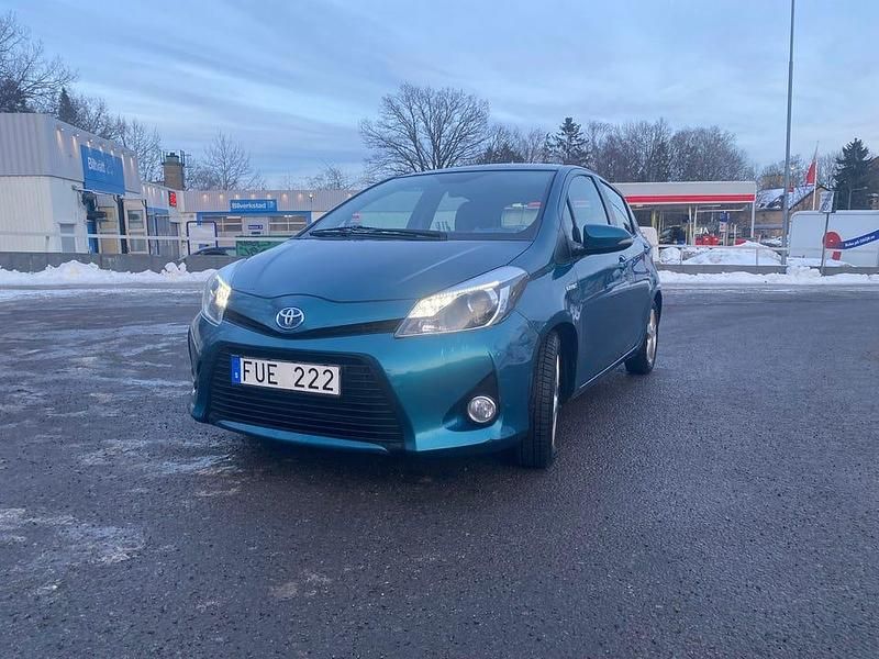 Begagnad Toyota Yaris Hybrid 101 HK (74 kW) 2012