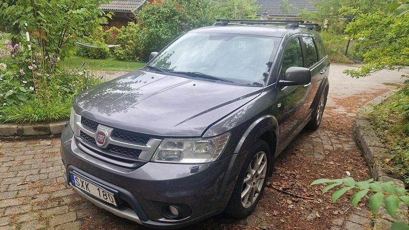 Grå Begagnad 2013 Fiat Freemont SUV | 69 000 kr (Marknadspris) - Bild 1/4