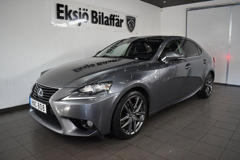 Grå Begagnad 2014 Lexus IS300h Executive Line Sedan | 179 500 kr - Bild 1/4