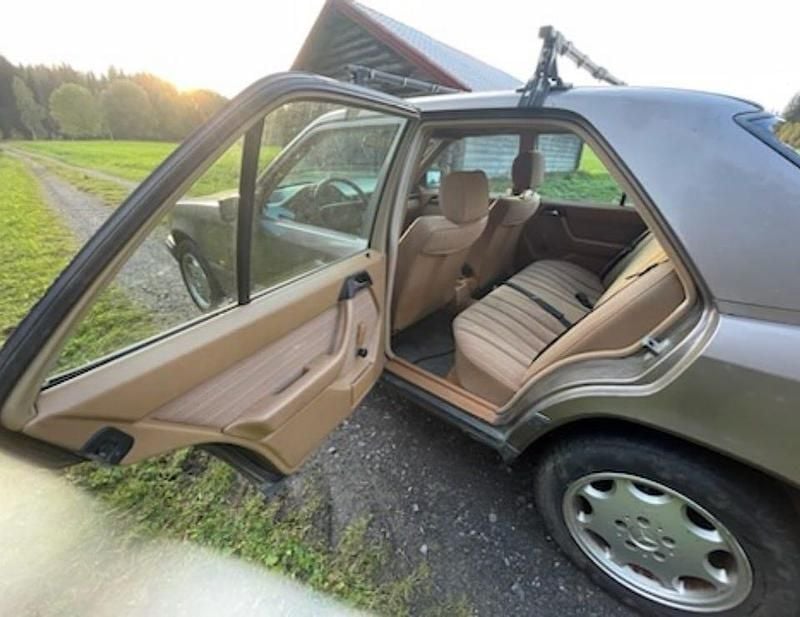 Begagnad 1988 Mercedes 200 Sedan | 13 000 kr - Bild 1/4