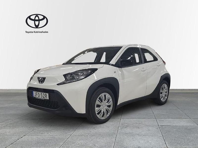 Vit Begagnad 2024 Toyota Aygo X Play SUV | 193 900 kr (Marknadspris) - Bild 1/4